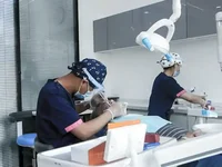 Врач стоматолог ортопед проводит примерку коронок пациенту из Нижнего Тагила